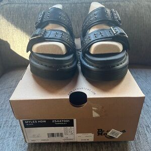 Dr. Martens - 25447001  Unisex Myles HDW Men 8 Women 7 Black  (NEW in box)